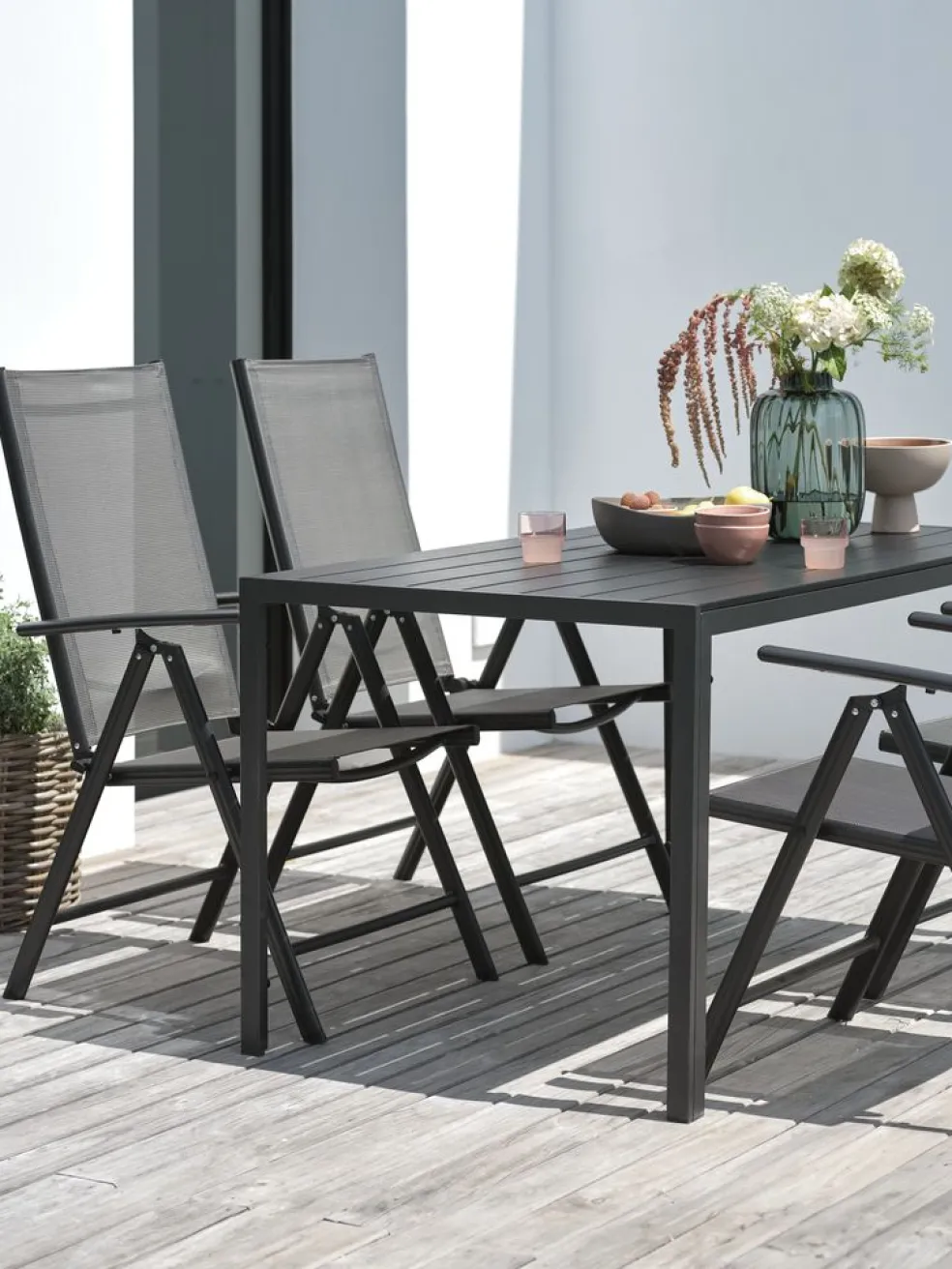 JERSORE + MELLBYMesa JERSORE L140 + 4 sillas MELLBY negro