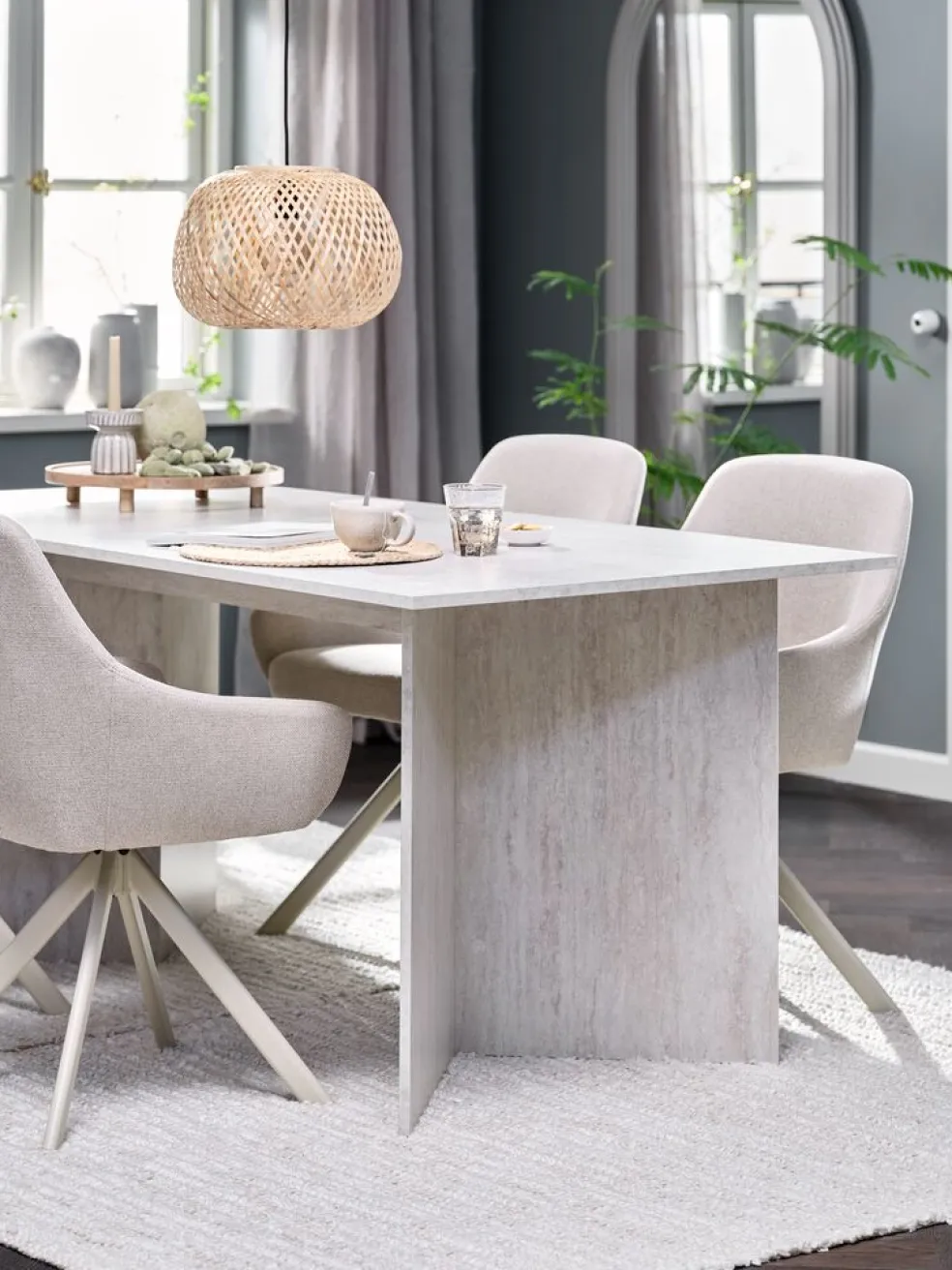 KRONDAL + ROSTRUPMesa KRONDAL L180 travertino + 4 sillas ROSTRUP beis