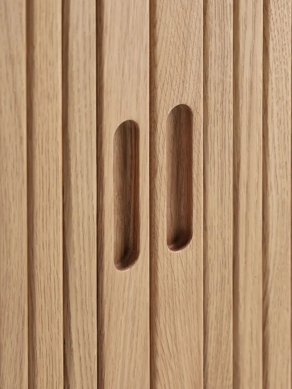 LYNGVIGAparador LYNGVIG 120cm 2 puertas persiana roble natural