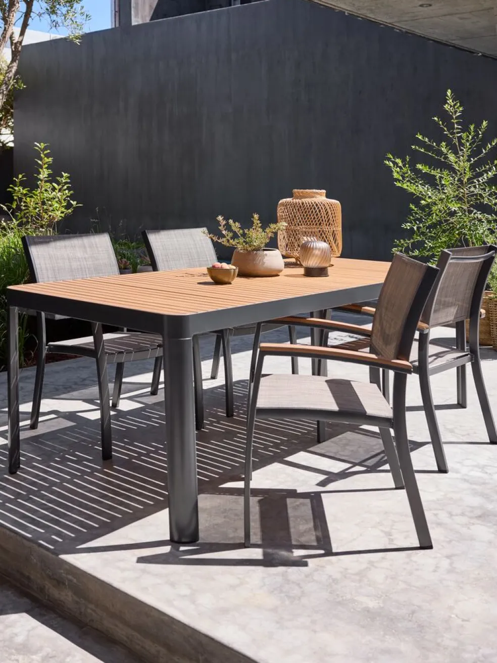 SIRDAL + SIRDALMesa SIRDAL L211 madera dura + 4 sillas SIRDAL gris
