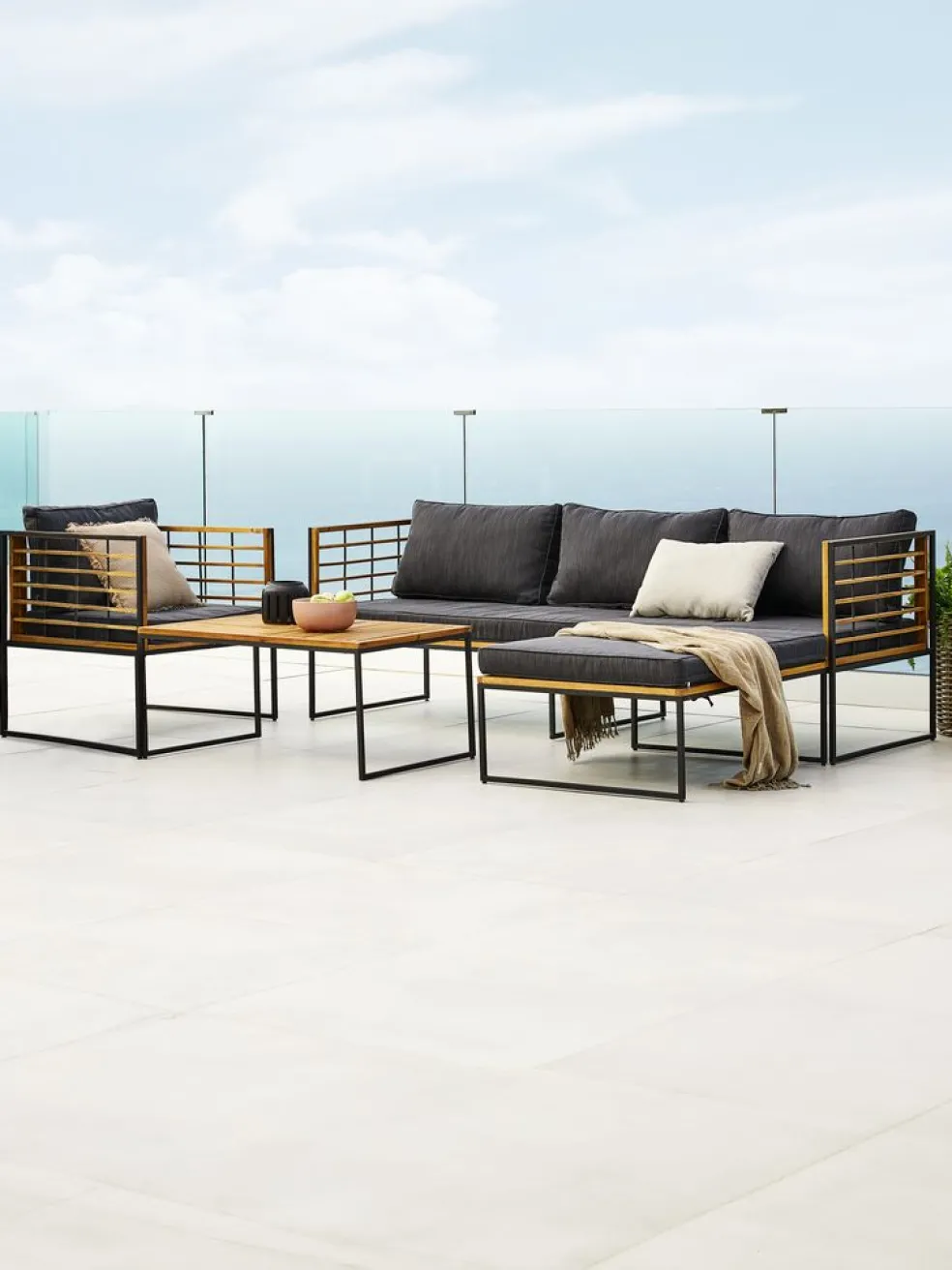 UGILTMesa de centro de exterior UGILT A60xL90 madera dura